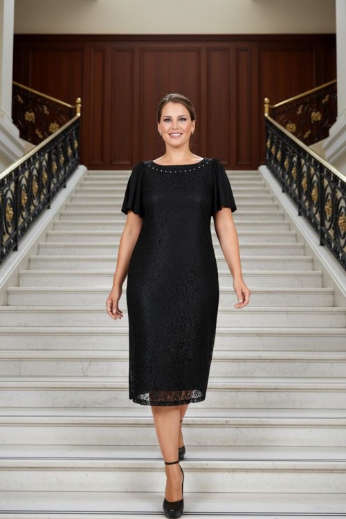 Nidya Moda Büyük Beden Kadın Siyah Yaka Taşlı Çiçek Aksesuarlı Dantelli Abiye Elbise-4026DS